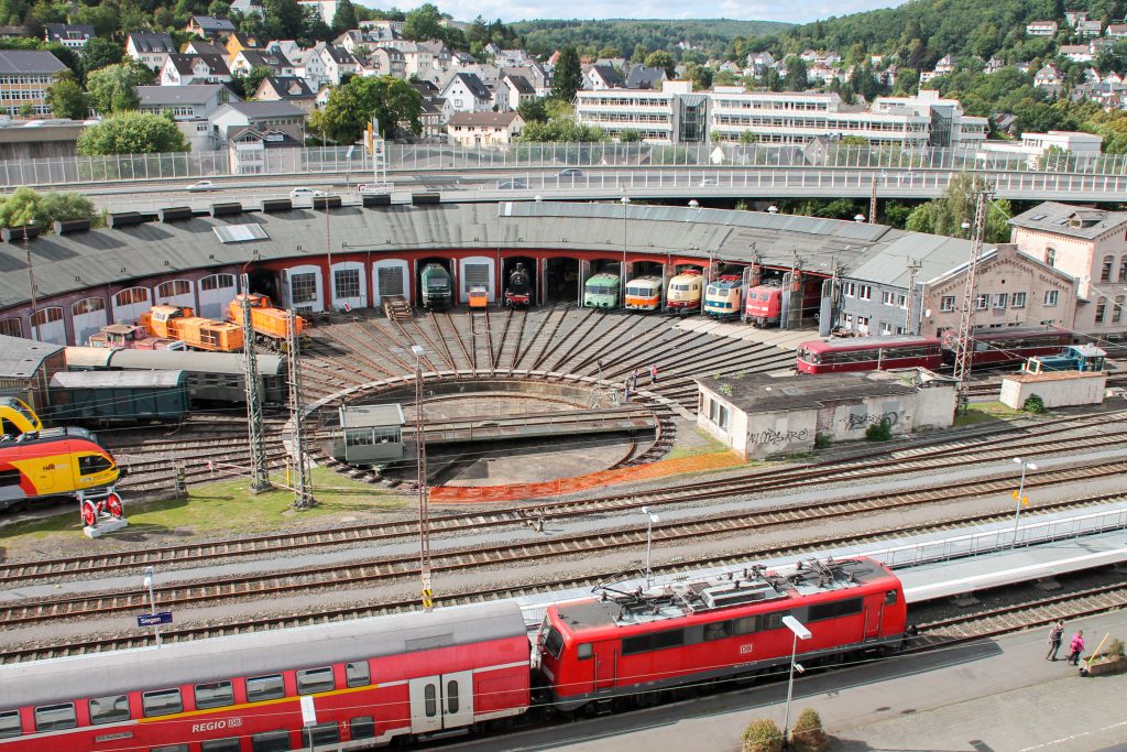 Eine 111 mit einem Zug aus Doppelstockwagen vor dem Bw Siegen, aufgenommen am 20.08.2016.