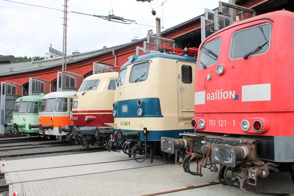 Aus dem Lokschuppen im Bw Siegen schauen 151 121, 141 148, 103 226, 998 115 sowie ein 798, aufgenommen am 20.08.2016.