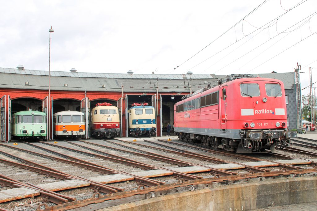 Im Bw Siegen schauen 151 121, 141 148, 103 226, 998 115 sowie ein 798 aus dem Lokschuppen heraus, aufgenommen am 20.08.2016.