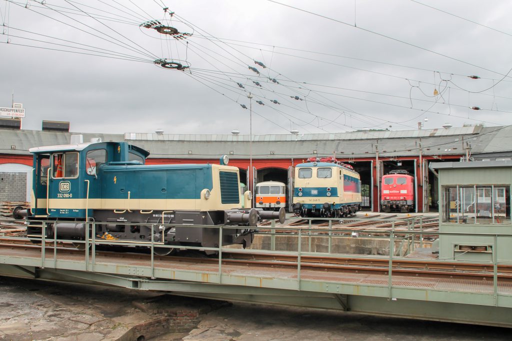 332 090 und 141 248 stehen zusammen im Bw Siegen, aufgenommen am 20.08.2016.