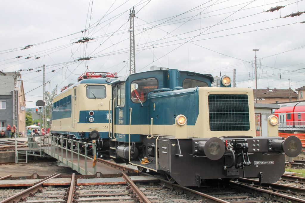 332 090 und 141 248 rangieren im Bw Siegen, aufgenommen am 20.08.2016.