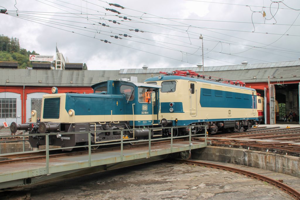 332 090 und 141 248 rangieren im Bw Siegen in den Lokschuppen, aufgenommen am 20.08.2016.