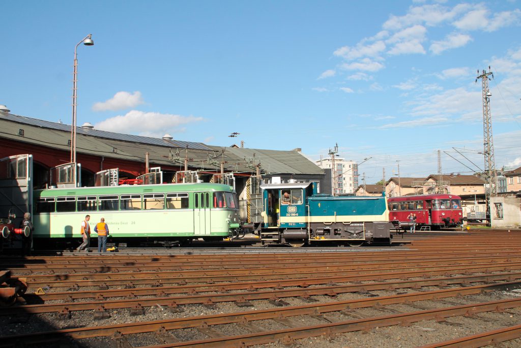 Im Bw Siegen rangiert 332 090 mit einem 798, aufgenommen am 20.08.2016.