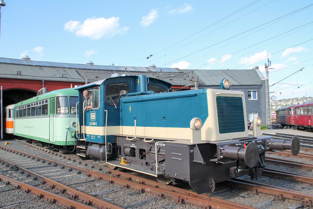 Im Bw Siegen rangiert 332 090 mit einem 798 und 998 115, aufgenommen am 20.08.2016.