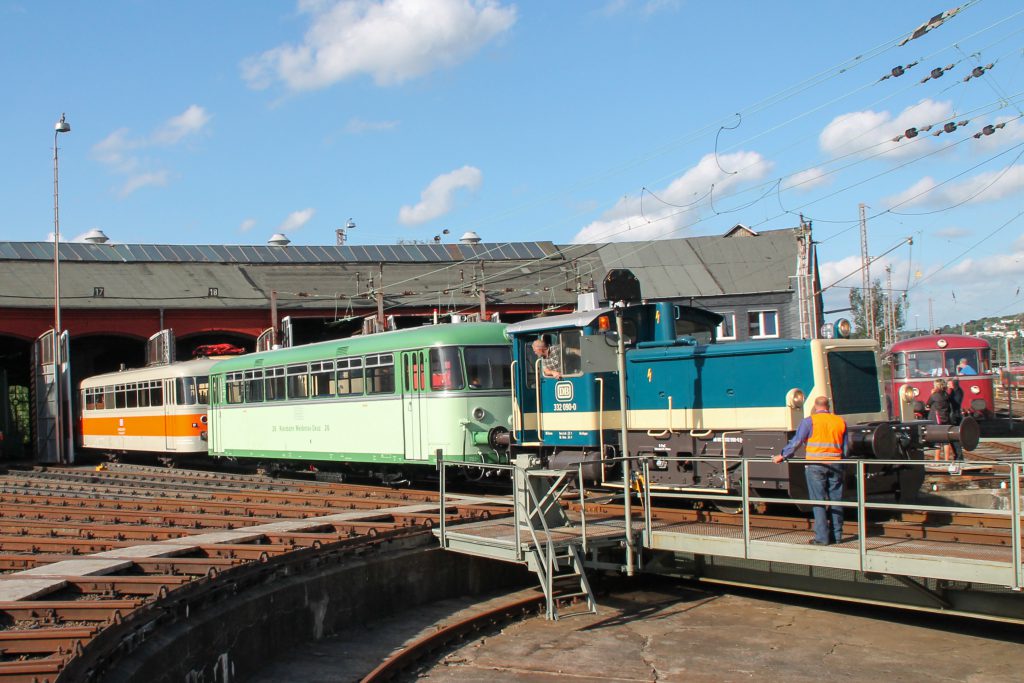 Im Bw Siegen rangiert 332 090 mit 998 115 und einem 798, aufgenommen am 20.08.2016.