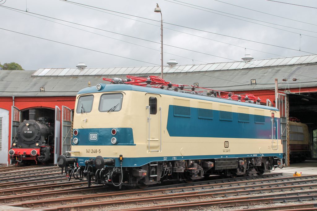 57 3088 und 141 248 stehen zusammen im Bw Siegen, aufgenommen am 20.08.2016.