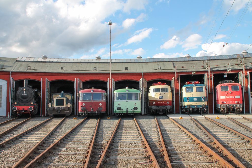 Aus dem Lokschuppen in Siegen schauen 57 3088, 332 090, 796 690, ein 798, 103 226 und 141 248 heraus, aufgenommen am 20.08.2016.