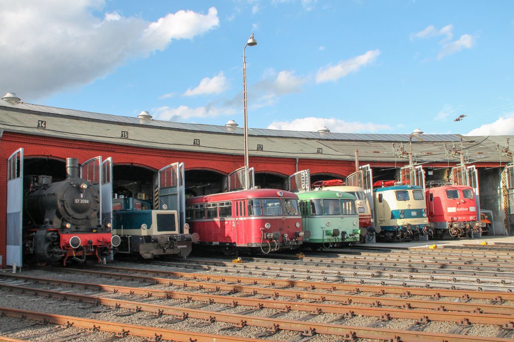 Im Abendlicht sonnen sich 57 3088, 332 090, 796 690, ein 798, 103 226 und 141 248 im Bw Siegen, aufgenommen am 20.08.2016.