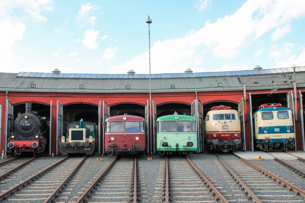 Im Bw Siegen stehen 57 3088, 332 090,796 690, ein 798, 103 226 und 141 248, aufgenommen am 20.08.2016.