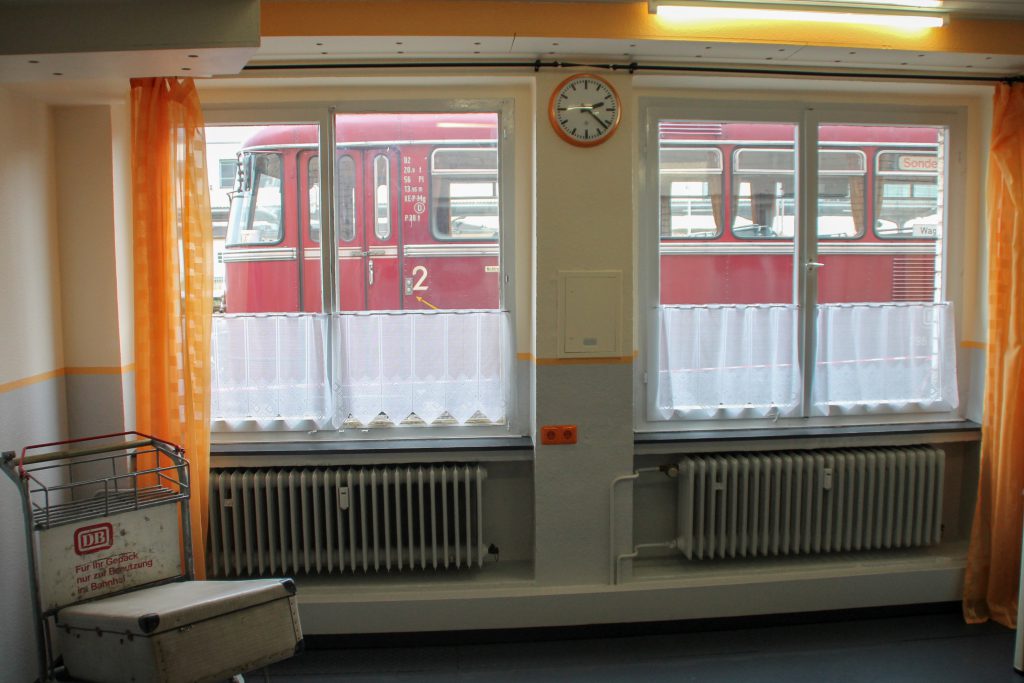 Vor dem Fenster eines Büroraumes im Bw Siegen steht 796 690, aufgenommen am 20.08.2016.