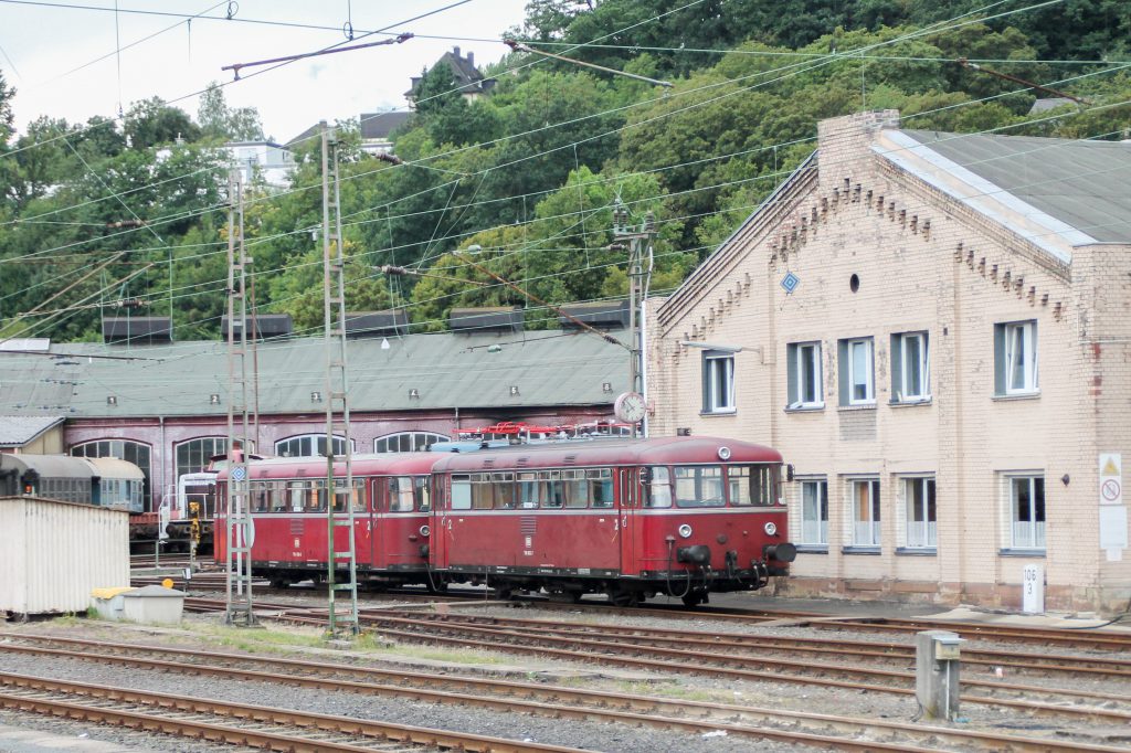 796 690 und 796 802 schauen aus dem Bw Siegen heraus, aufgenommen am 20.08.2016.