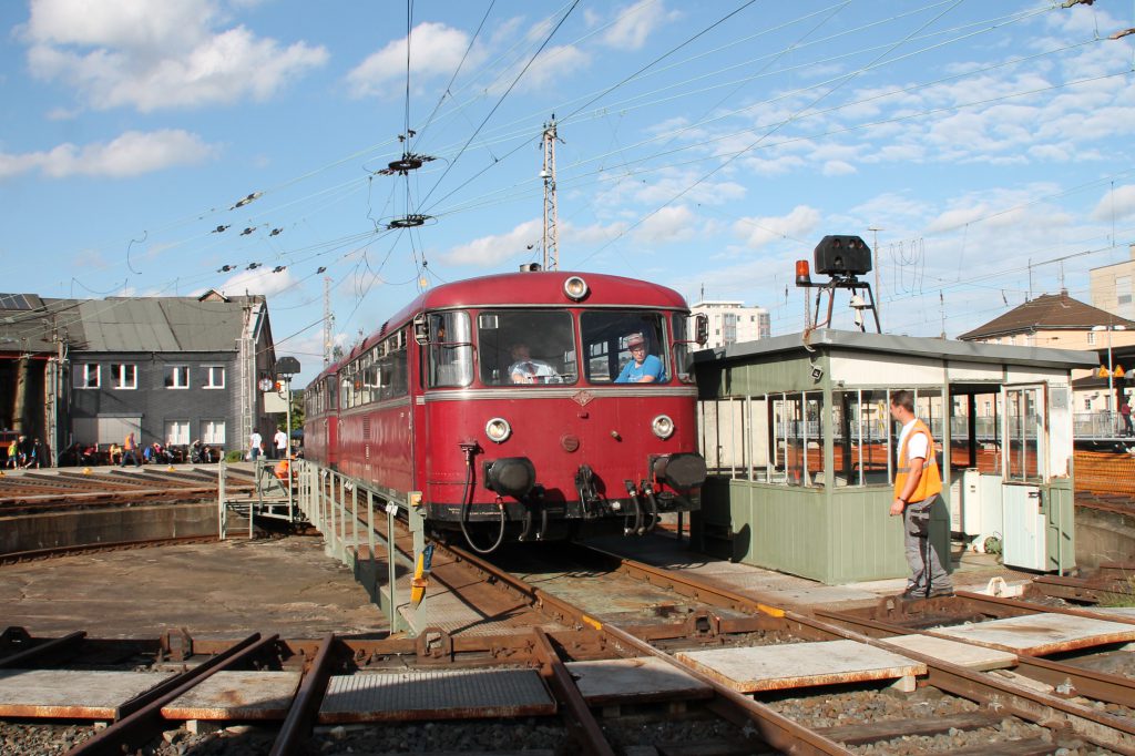 796 690 und 796 802 rangieren im Bw Siegen auf die Drehscheibe, aufgenommen am 20.08.2016.