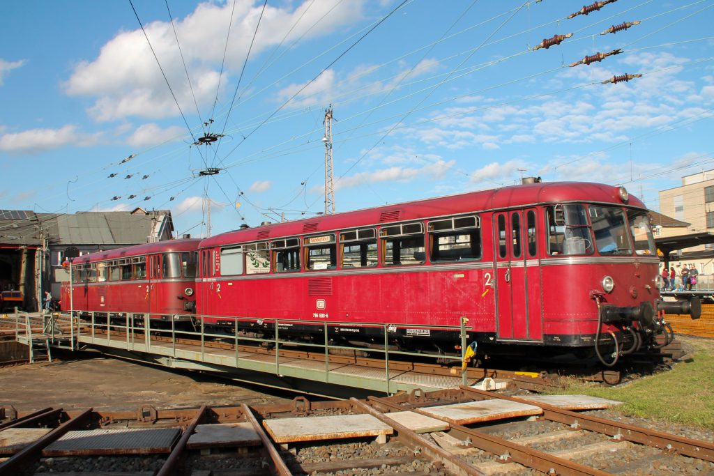 796 690 und 796 802 drehen sich im Bw Siegen auf die Drehscheibe, aufgenommen am 20.08.2016.