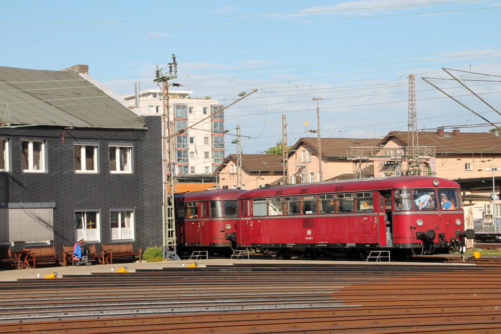 Hinter den Strahlengleisen im Bw Siegen stehen 796 690 und 796 802, aufgenommen am 20.08.2016.