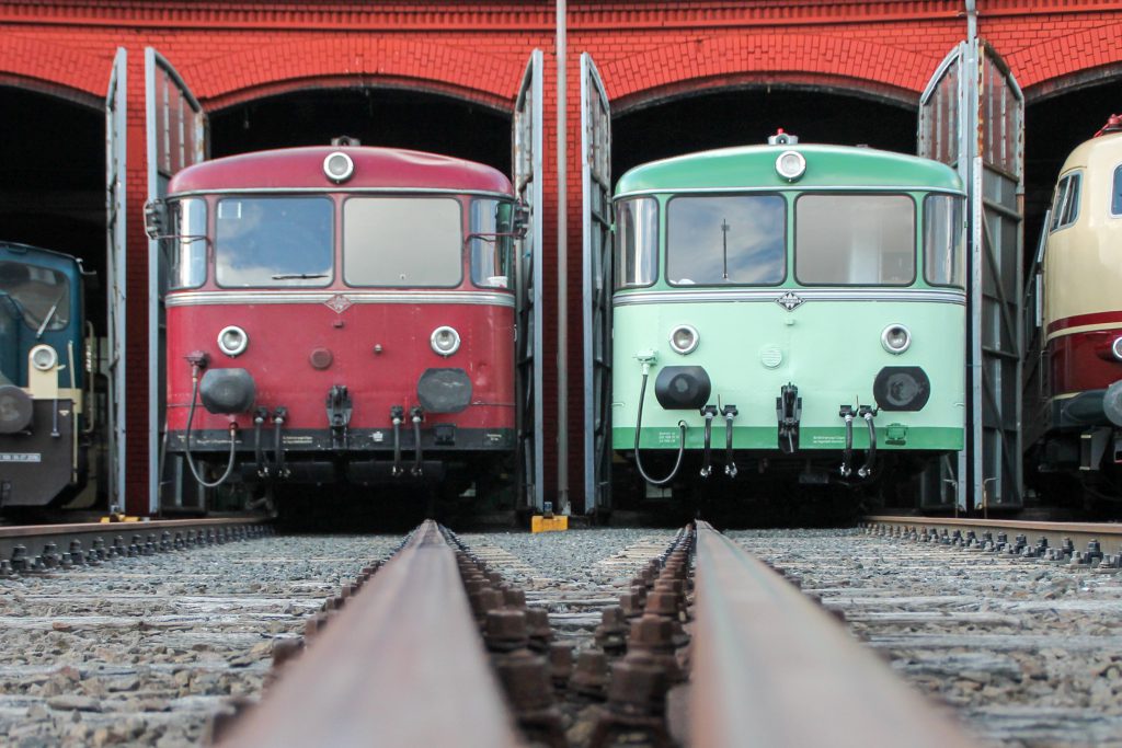 Aus dem Lokschuppen im Bw Siegen schauen 796 690 und ein grüner 798 heraus, aufgenommen am 20.08.2016.