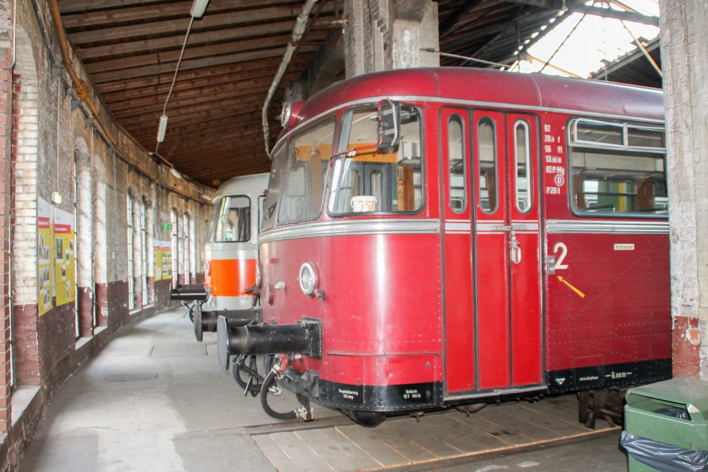 Im Lokschuppen im Bw Siegen stehen 996 802 und 998 115, aufgenommen am 20.08.2016.