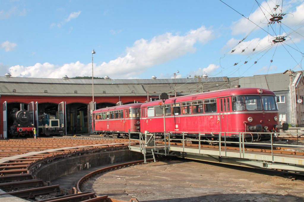 796 690 und 796 802 verschwinden im Bw Siegen im Lokschuppen, aufgenommen am 20.08.2016.