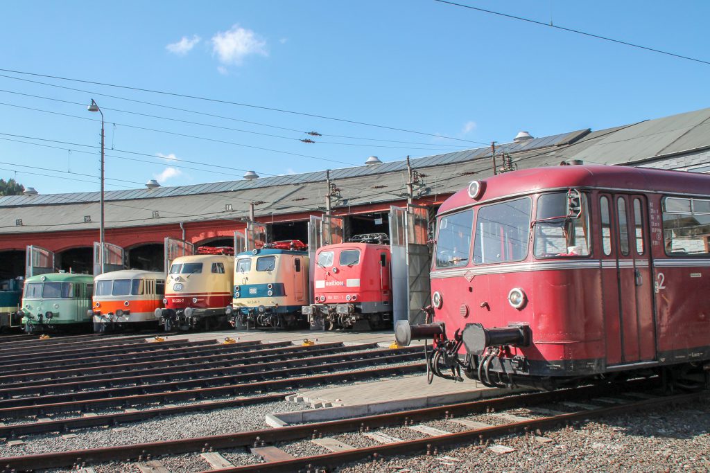 Im Bw Siegen stehen ein 798, 998 115, 103 226, 141 248, 151 121 und 796 690, aufgenommen am 20.08.2016.