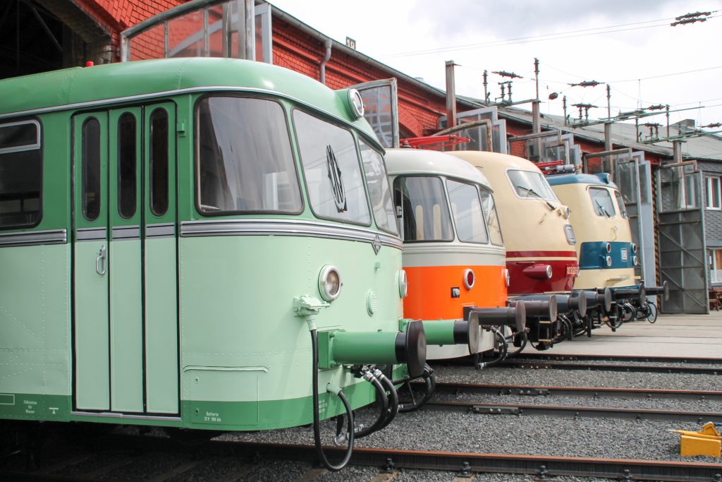 Aus dem Lokschuppen im Bw Siegen schauen ein 798, 998 115, 103 226 und 141 248 hervor, aufgenommen am 20.08.2016.