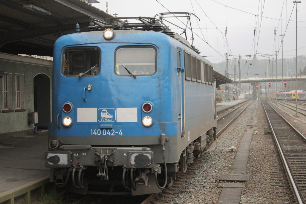 Im Bahnhof Siegen wartet 140 042 der PRESS, aufgenommen am 06.12.2014.