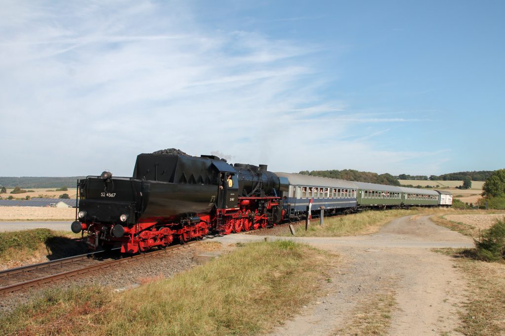 52 4867 am einem unbeschranktem Bahnübergang bei Hundstadt auf der Taunusbahn, aufgenommen am 11.09.2016.