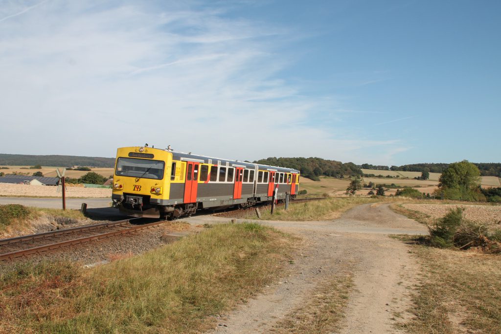 Ein VT2E der HLB am einem unbeschranktem Bahnübergang bei Hundstadt auf der Taunusbahn, aufgenommen am 11.09.2016.