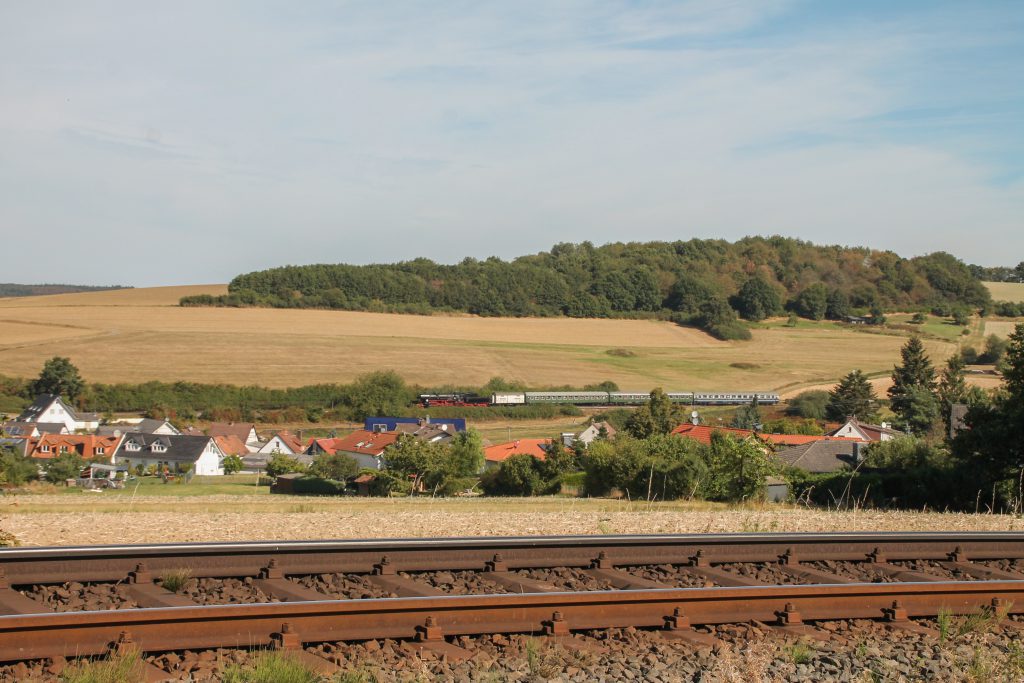 52 4867 in der großen Kurve bei Hundstadt auf der Taunusbahn, aufgenommen am 11.09.2016.