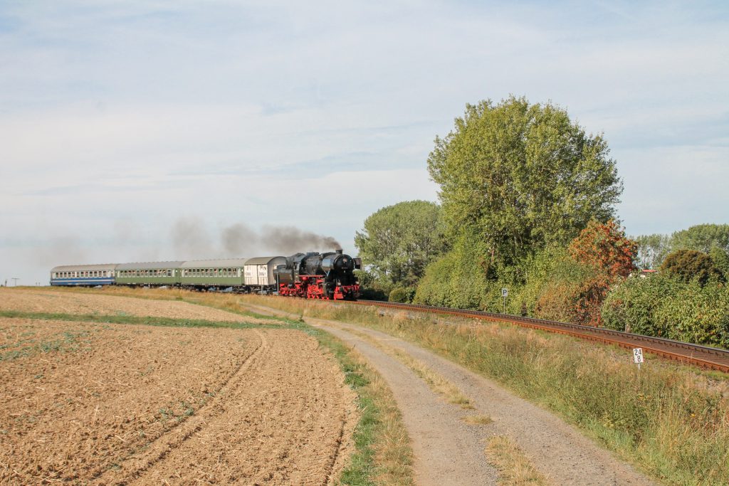 52 4867 an einer Pfeiftafel bei Hundstadt auf der Taunusbahn, aufgenommen am 11.09.2016.