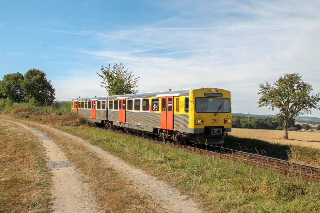 Ein VT2E der HLB bei Hundstadt auf der Taunusbahn, aufgenommen am 11.09.2016.