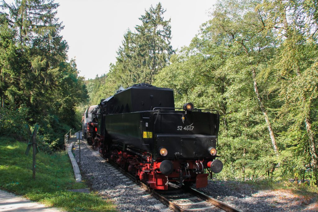 52 4867 im Wald bei Köppern auf der Taunusbahn, aufgenommen am 11.09.2016.