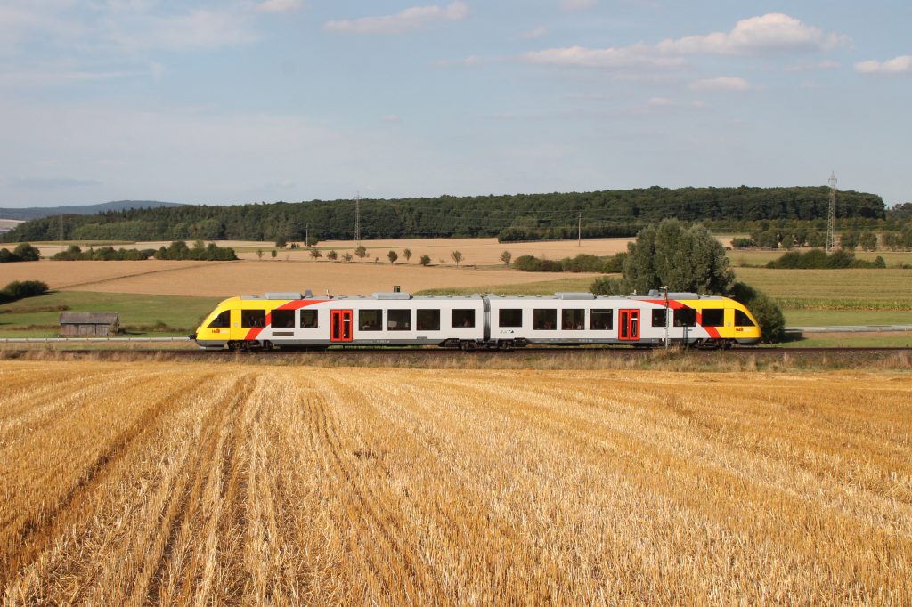 648 403 der HLB im Feld bei Neu-Anspach auf der Taunusbahn, aufgenommen am 11.09.2016.