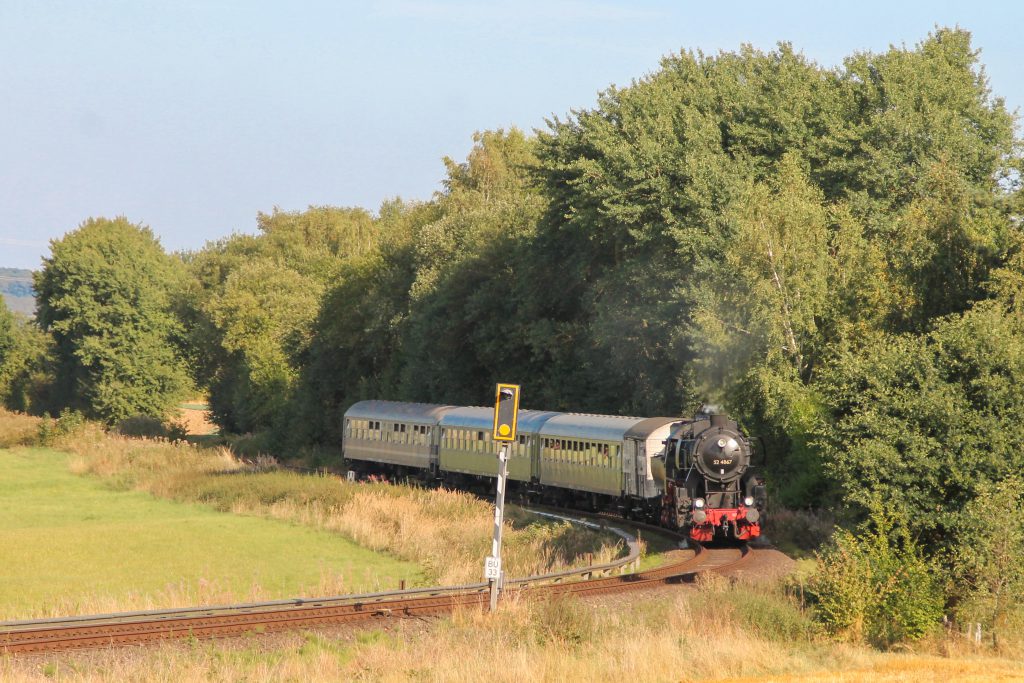 52 4867 vor Neu-Anspach auf der Taunusbahn, aufgenommen am 11.09.2016.