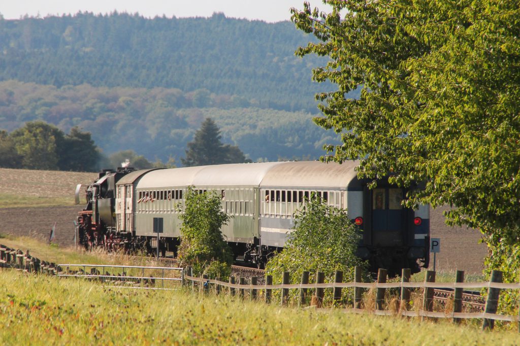 52 4867 mit ihrem Sonderzug bei Neu-Anspach auf der Taunusbahn, aufgenommen am 11.09.2016.