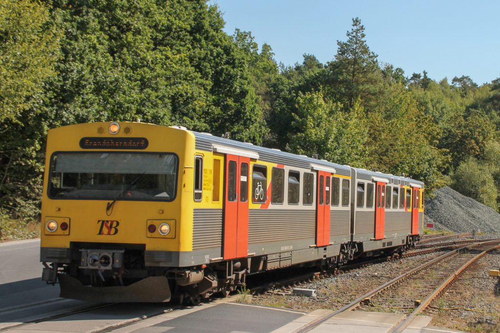 Ein VT2E fährt in den Bahnhof Saalburg auf der Taunusbahn ein, aufgenommen am 11.09.2016.