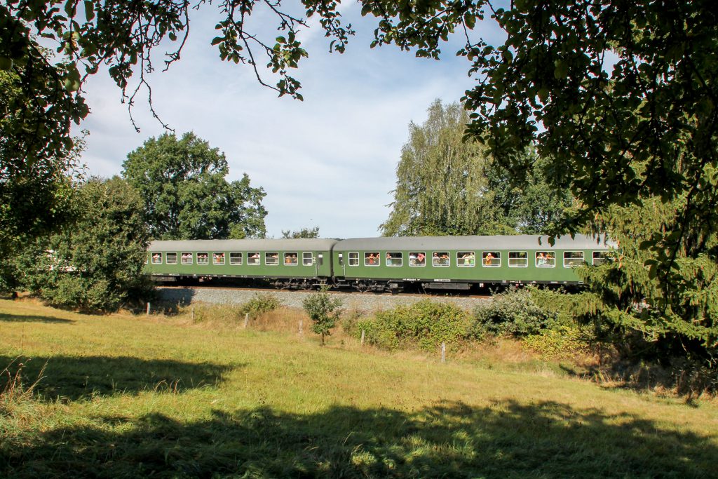 Zwei Bm-Wagen bei Usingen auf der Taunusbahn, aufgenommen am 11.09.2016.