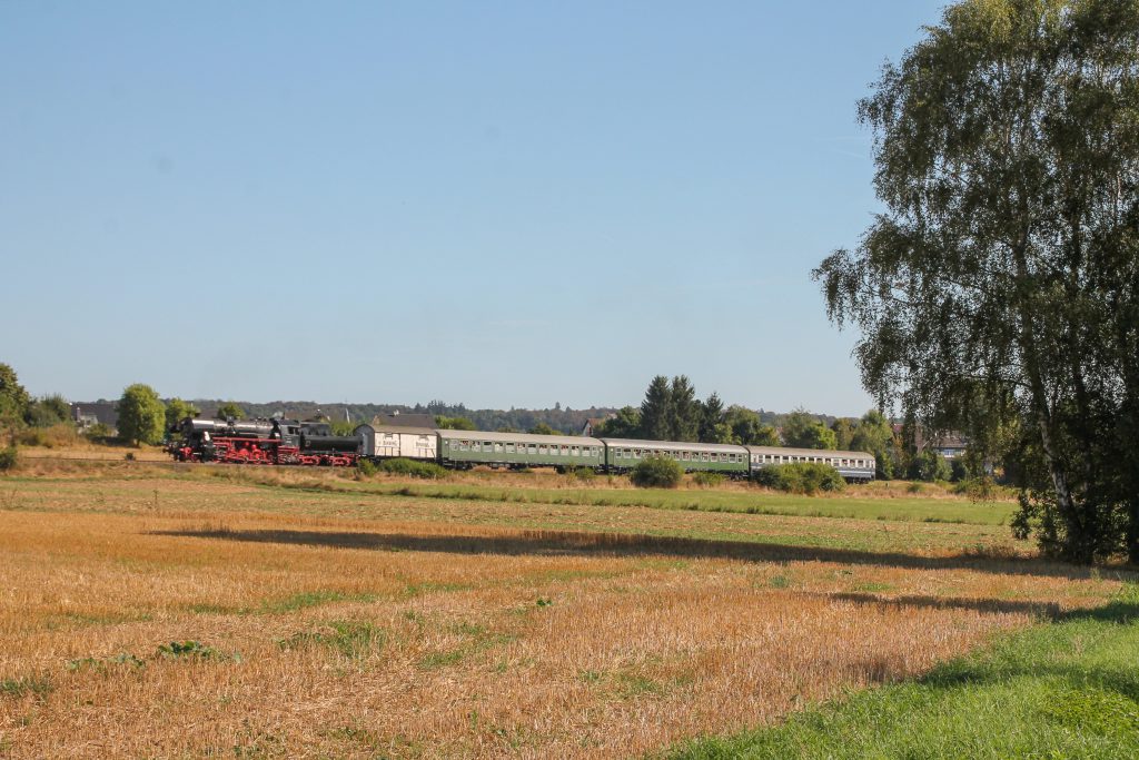 52 4867 bei Wehrheim auf der Taunusbahn, aufgenommen am 11.09.2016.