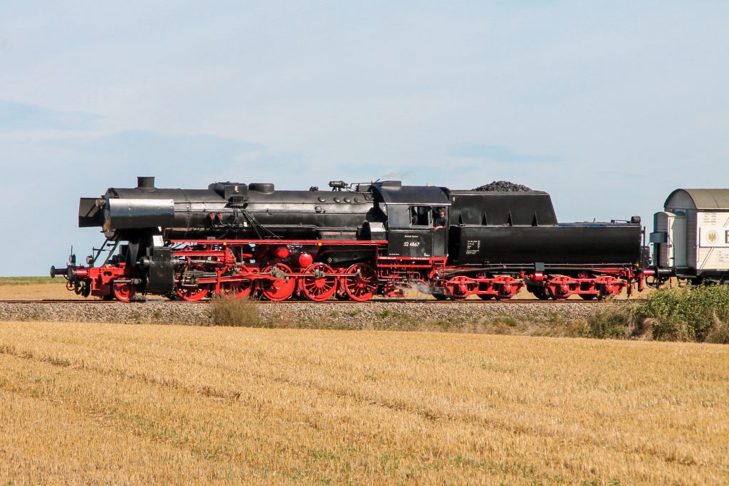 52 4867 am Berg bei Wehrheim auf der Taunusbahn, aufgenommen am 11.09.2016.