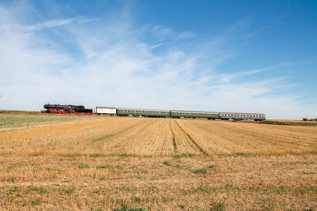 52 4867 ist mit ihrem Sonderzug am Berg bei Wehrheim auf der Taunusbahn, aufgenommen am 11.09.2016.