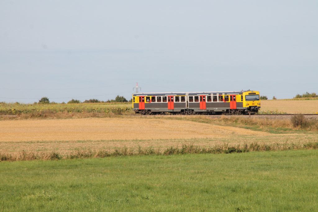 Ein VT2E der HLB in den Feldern bei Wehrheim, aufgenommen am 11.09.2016.