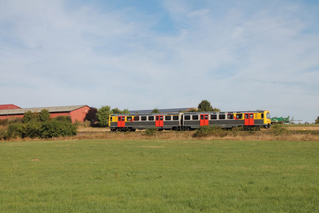 Ein VT2E der HLB an einem Hof bei Wehrheim, aufgenommen am 11.09.2016.