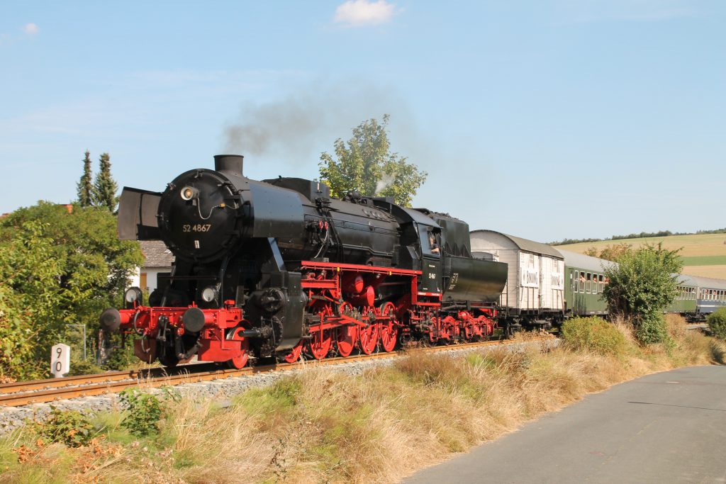 52 4867 in Wehrheim auf der Taunusbahn, aufgenommen am 11.09.2016.