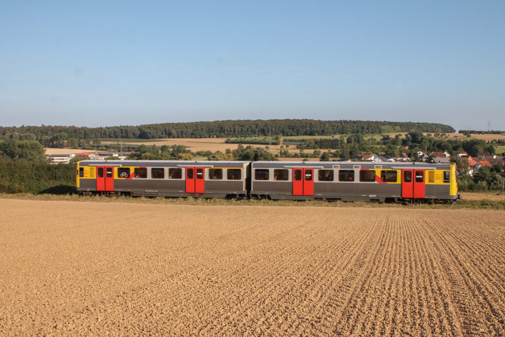 Ein VT2E der HLB bei Westerfeld auf der Taunusbahn, aufgenommen am 11.09.2016.