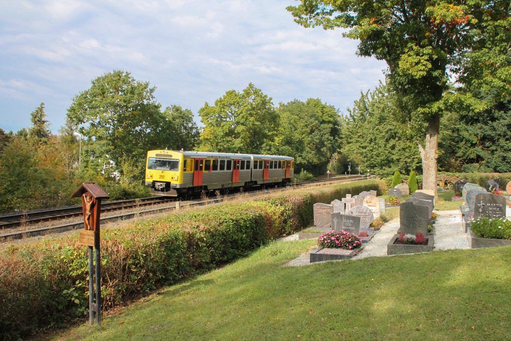 Ein VT2E der HLB am Friedhof in Wilhelmsdorf auf der Taunusbahn, aufgenommen am 10.10.2016.