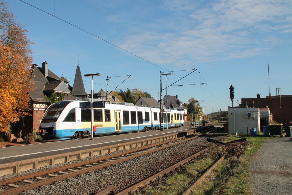 648 296 fährt im Auftrag der HLB in den Bahnhof Dutenhofen auf der Dillstrecke ein, aufgenommen am 31.10.2016.