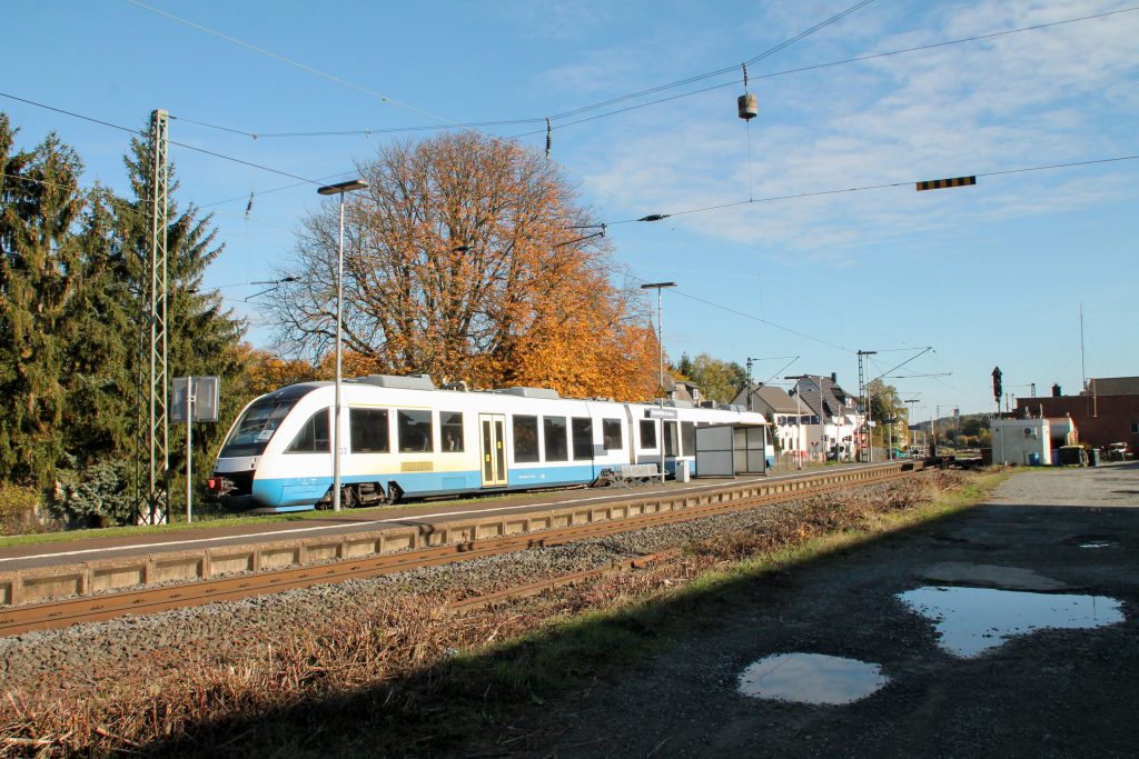 648 296 hält im Auftrag der HLB im Bahnhof Dutenhofen auf der Dillstrecke ein, aufgenommen am 31.10.2016.