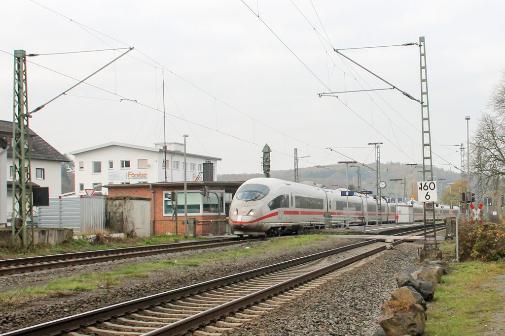 406 003 durchquert den Bahnhof Dutenhofen auf der Dillstrecke, aufgenommen am 12.11.2016.