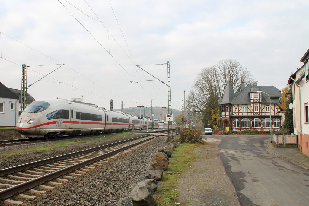 406 003 durchquert Dutenhofen auf der Dillstrecke, aufgenommen am 12.11.2016.