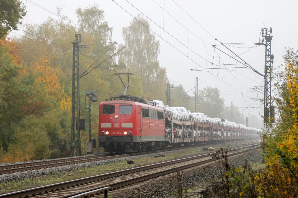 151 129 an einem Vorsignal im Bahnhof Dutenhofen, aufgenommen am 27.10.2016.