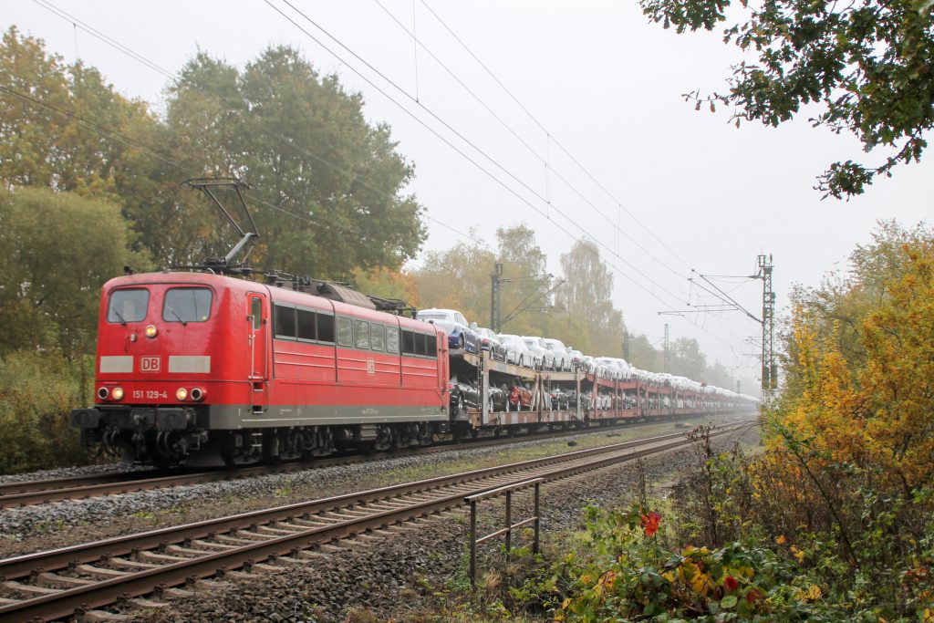 151 129 verlässt mit einem Autozug den Bahnhof Dutenhofen, aufgenommen am 27.10.2016.