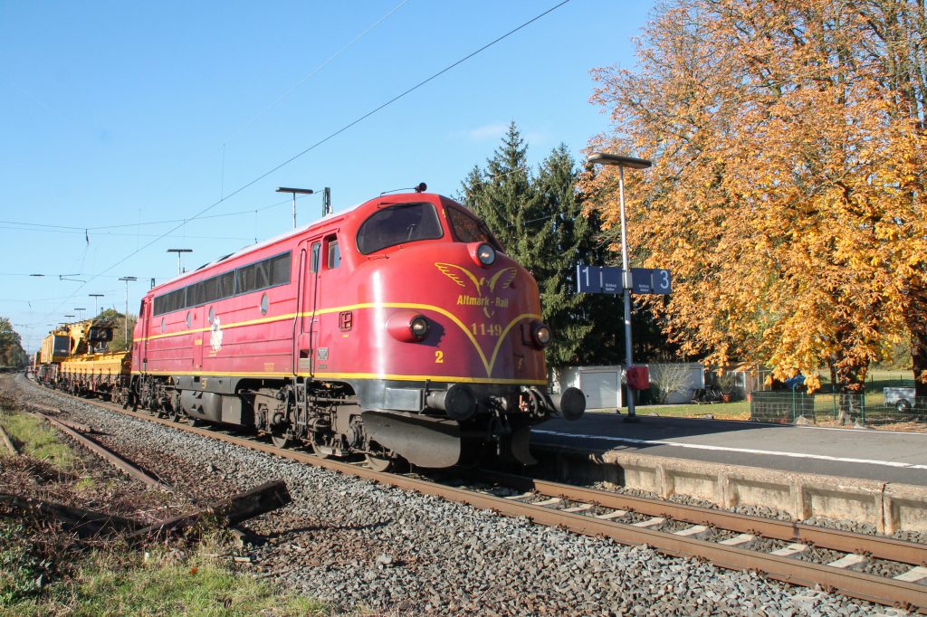 227 008 von Altmark-Rail durchquert den Bahnhof Dutenhofen auf der Dillstrecke, aufgenommen am 31.10.2016.